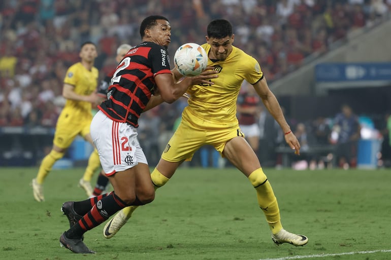 Carlos Moisés de Lima (i) de Flamengo disputa un balón con Guzmán Rodríguez de Peñarol este jueves, en el partido de ida de cuartos de final de la Copa Libertadores entre Flamengo y Peñarol en el estadio Maracaná en Río de Janeiro (Brasil).