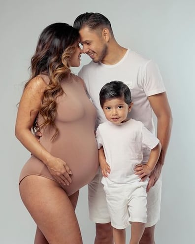 Ángel Romero y Gabriela Miskinich junto con su hijo Ciro en una sesión de fotos previa al nacimiento de su segundo vástago.