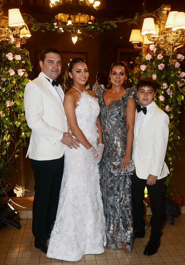 Carla Pino con sus padres Carlos y Andrea Pino, y su hermano Andrés Pino.