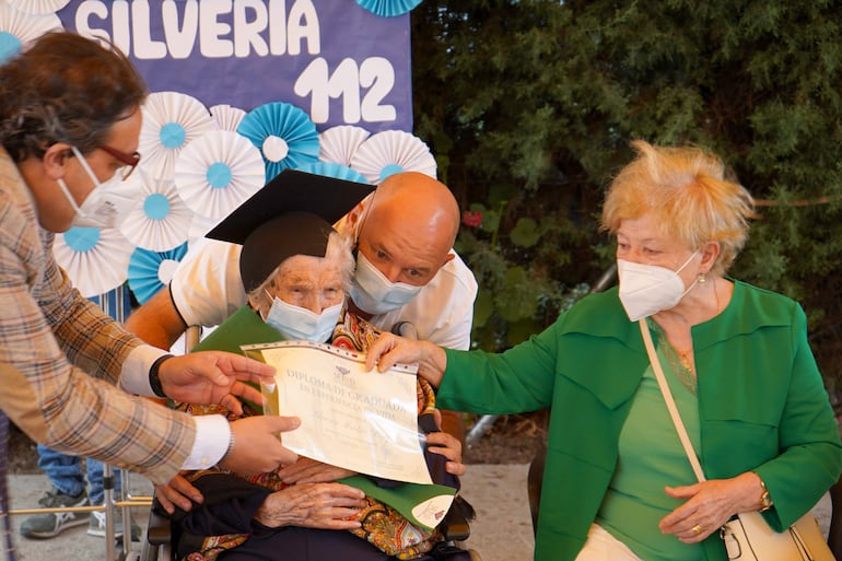 Foto de archivo, tomada el 20/06/2022, de la española Silveria Martín Díaz  (C) durante la celebración de su 112 cumpleaños en la Residencia de Mayores "El Prado" de la localidad cacereña de Villanueva de la Vera.