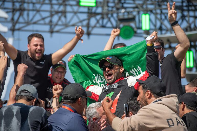 El piloto local Yazeed Al-Rajhi, de 43 años, celebra acompañado del equipo su primer triunfo en el Dakar en la categoría  Coches.