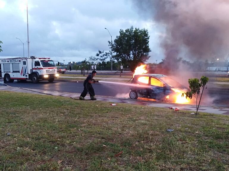 Un automóvil fue consumido por las llamas esta mañana en la avenida Costanera de Asunción.