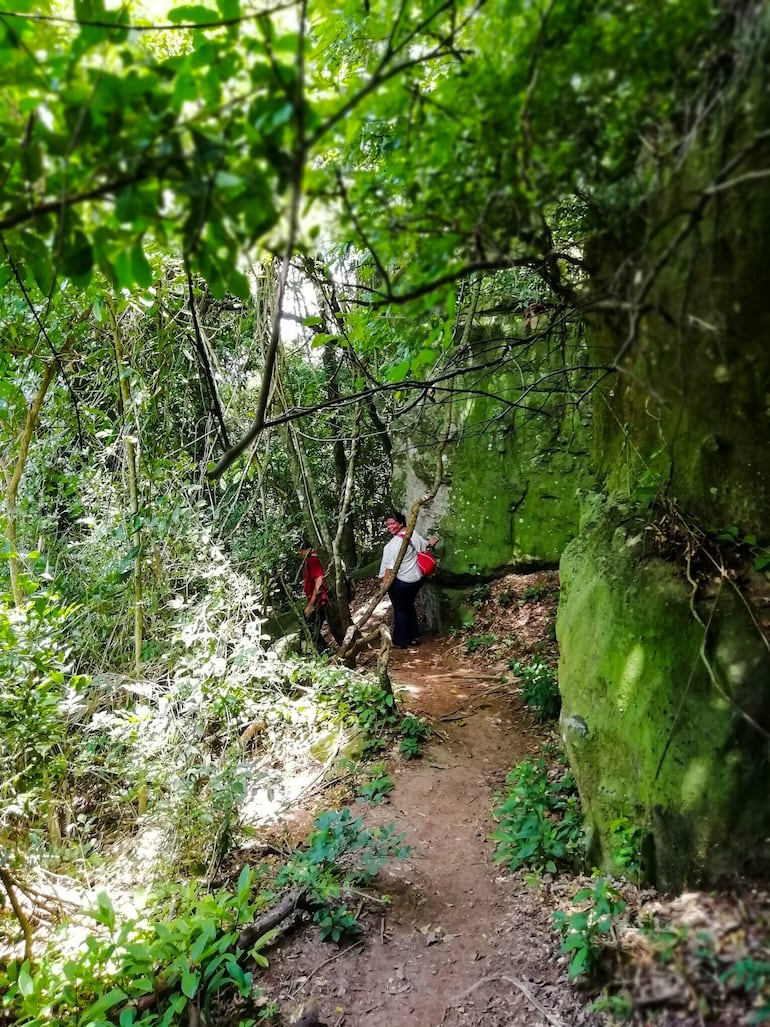 El Parque Nacional Ybycuí, un patrimonio natural donde los visitantes pueden practicar senderismo.