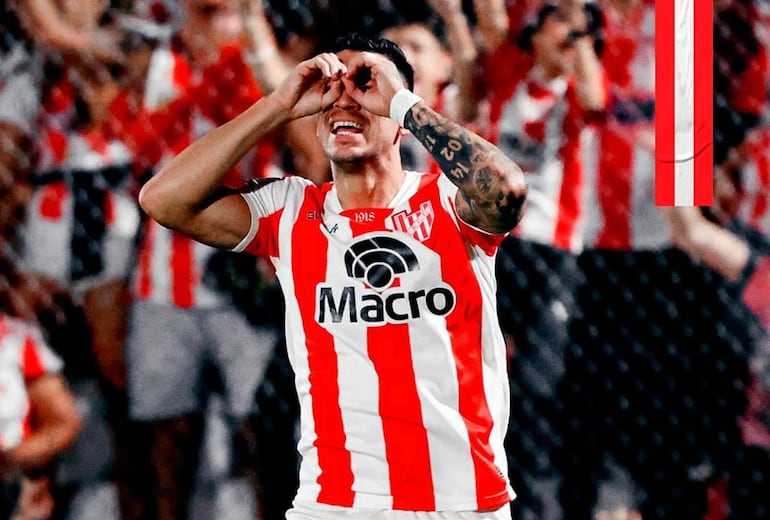 El paraguayo Juan Franco, futbolista de Instituto, celebra un gol en el partido frente a Huracán por la octava ronda de la Copa de la Liga Profesional de Argentina.