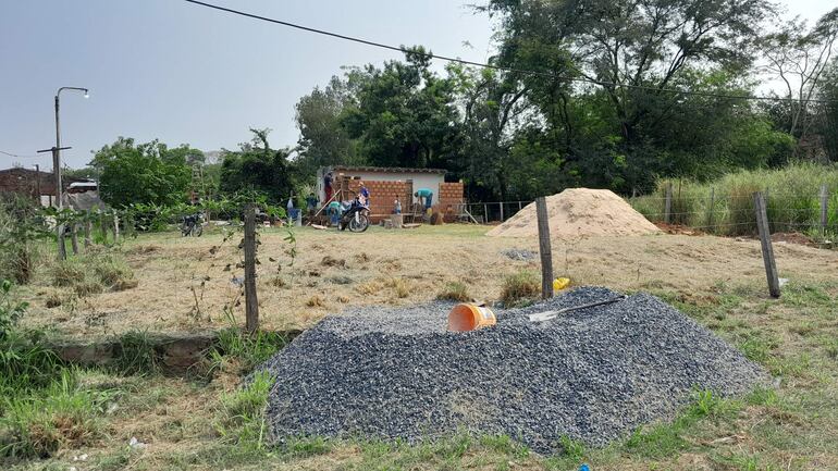 Vecinos del barrio Pueblo de San Antonio denuncian la ocupación de un terreno municipal en la ribera del río Paraguay.