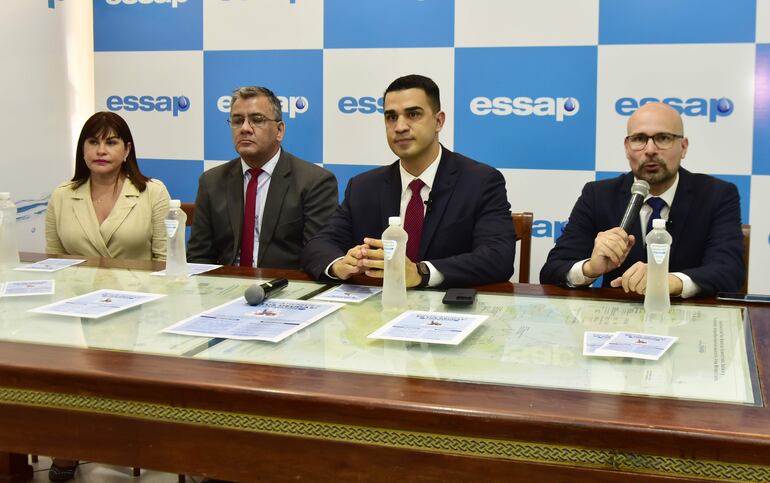 El presidente de la Essap, Luis Bernal (segundo desde la der.), junto con otros directivos del ente, durante el lanzamiento, hoy, de la campaña de incentivos para que usuarios se pongan al día.