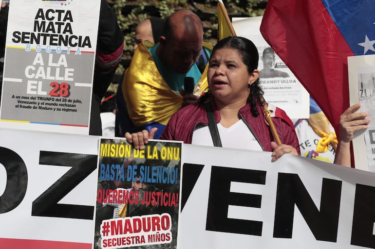 Ciudadanos venezolanos protestan el martes frente a la oficina de la ONU para los Derechos Humanos en Bogotá, Colombia.