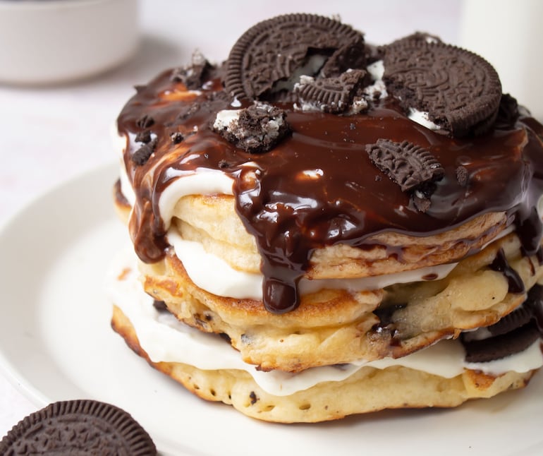 Oreopanqueques o torre de panqueques con galletitas tipo Oreo.