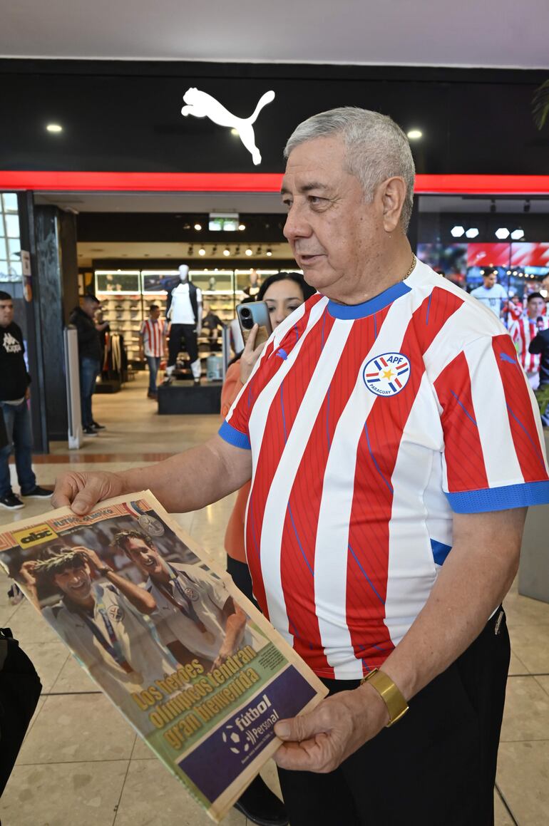 Carlos Jara Saguier, con el Deportivo de ABC del 29 de agosto de 2004.
