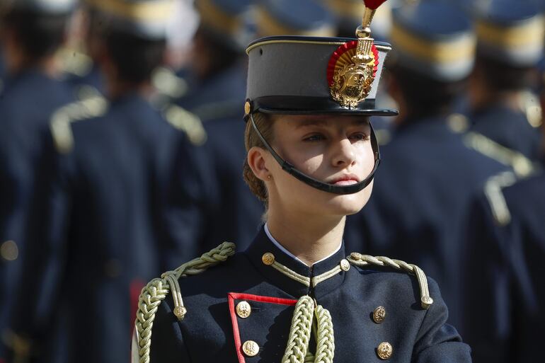 La princesa de Asturias, Leonor de Borbón, después de jurar bandera con el resto de los cadetes de su curso en una ceremonia oficial celebrada en la Academia Militar de Zaragoza este sábado y presidida por su padre, el rey Felipe VI. (EFE/Javier Cebollada)
