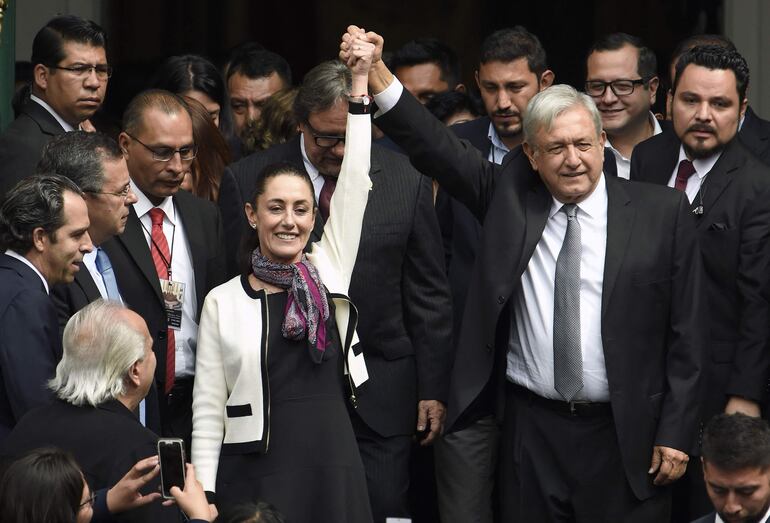 El presidente saliente de Méxiico, Andrés Manuel López Obrador (d) congratula a la nueva mandataria Claudia Sheinbaum.