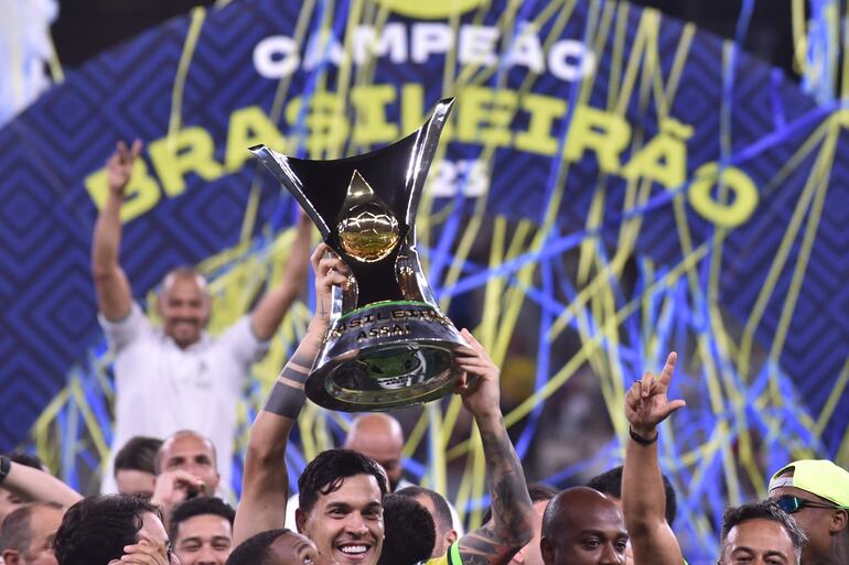 Gustavo Gómez (c) de Palmeiras celebra con el trofeo al ganar el campeonato Brasilerao Serie A ante Cruzeiro en el estadio Mineirao en Belo Horizonte (Brasil). EFE/ Yuri Edmundo