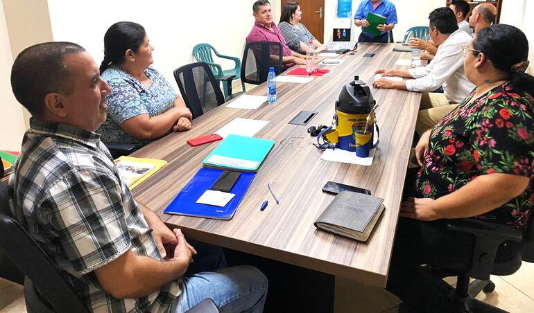 El presidente de la Junta Municipal, Derlis Maidana (ANR), dirige la sesión en Acahay.