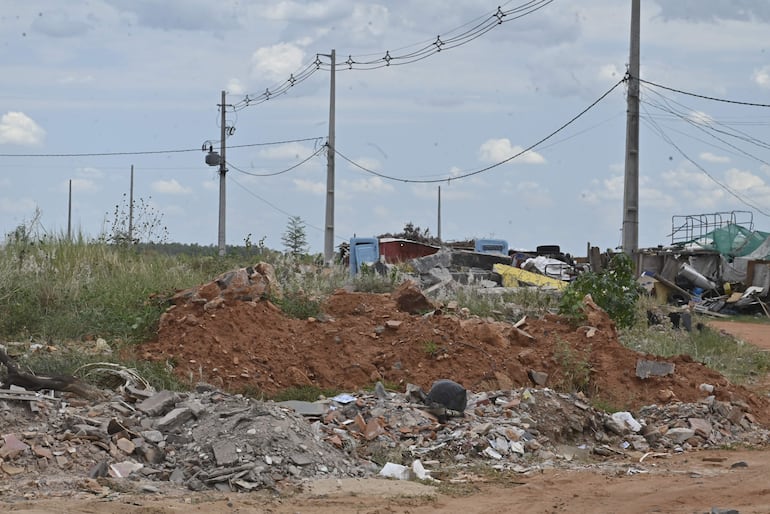 Escombros y basura se apoderaron del predio rellenado y que costó millones a Itaipú. 