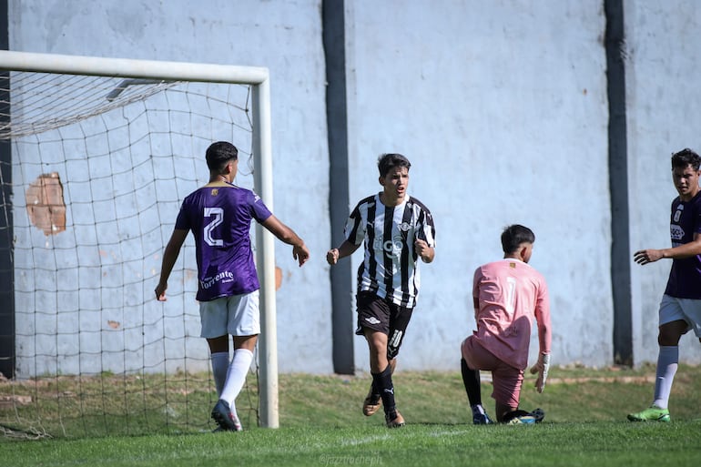 Festejo del gumarelo Francisco Torres, gol que abrió el marcador