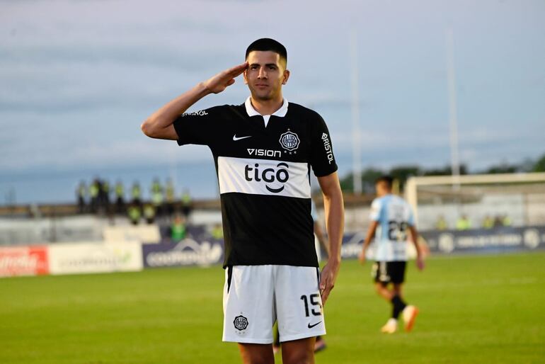 Mateo Gamarra, futbolista de Olimpia, celebra un gol en el partido contra Guaireña por el torneo Clausura 2023 del fútbol paraguayo en el estadio Parque del Guairá, en Villarrica.