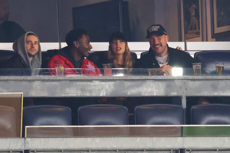 Taylor Swift y Travis Kelce asistieron al primer juego de la Serie de Campeonato de la Liga Americana entre los Guardianes de Cleveland y los Yankees de Nueva York.