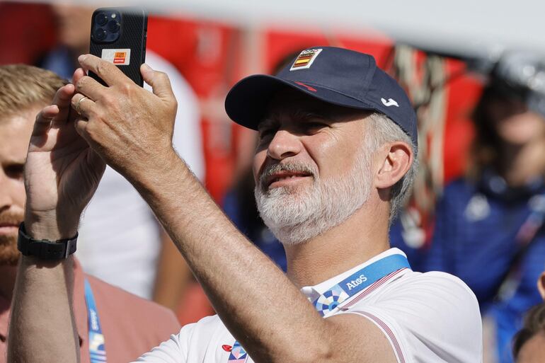 El rey Felipe VI tomando una foto en la semifinal masculina de búlder y dificultad en escalada deportiva en el marco de los Juegos Olímpicos París 2024.