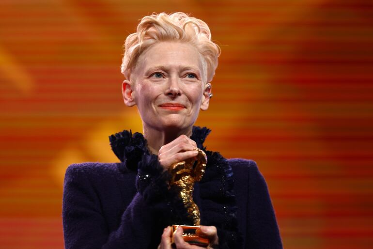 La actriz Tilda Swinton recibió el Oso de Oro honorífico en la apertura de la 75 edición de la Berlinale.