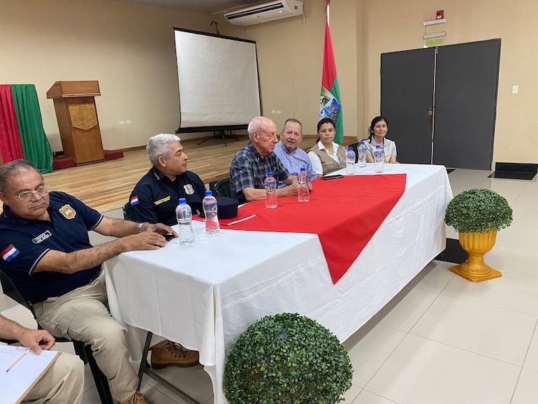 Productores ganaderos en una mesa de dialogo con autoridades locales y nacionales en Benjamín Aceval.