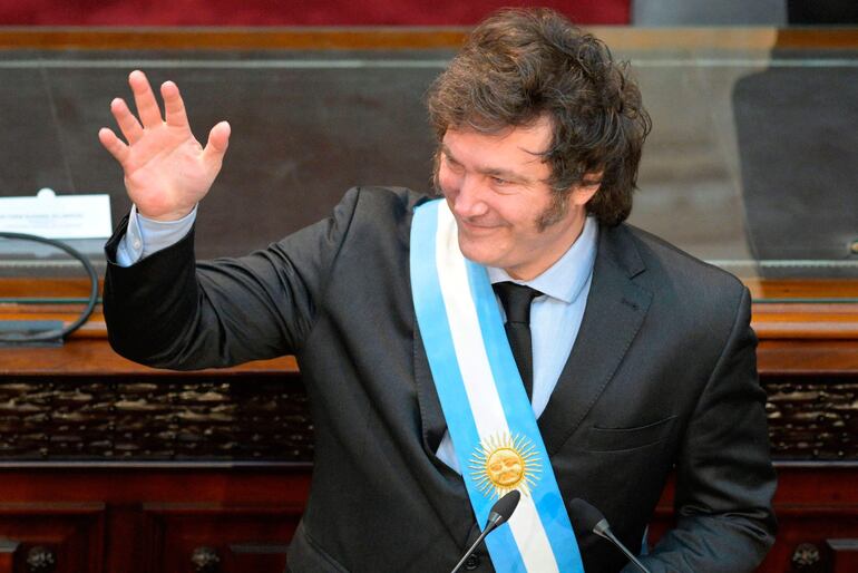 El presidente de Argentina, Javier Milei, hace olas antes de pronunciar su primer discurso político ante el parlamento durante la inauguración de la 142ª sesión ordinaria del Congreso en Buenos Aires.