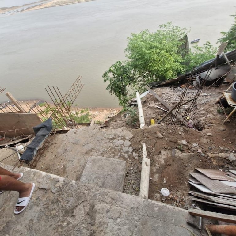 Vista de una de las viviendas ubicadas en la falda del peñasco en Itapytãpunta.