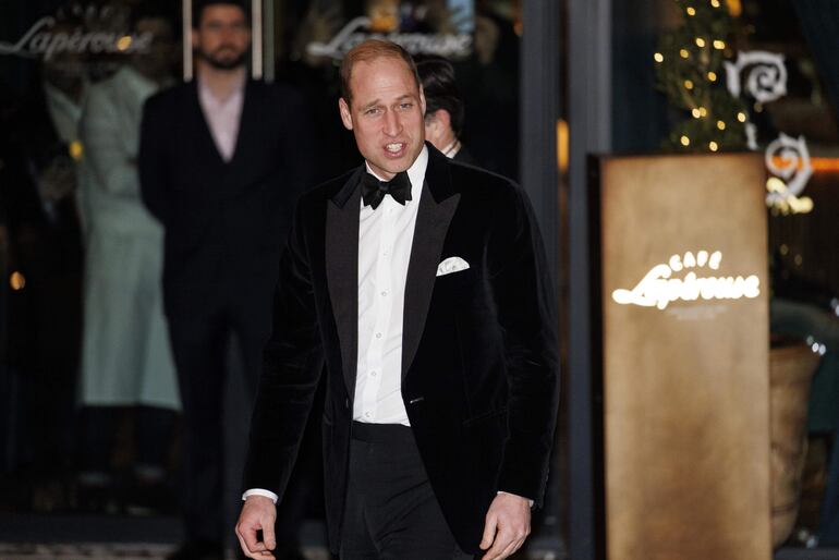 Anoche se lo vio sonriente al príncipe de Gales a su llegada a la gala benéfica en Londres. (EFE/EPA/TOLGA AKMEN)
