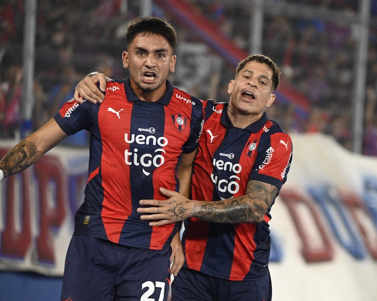 Jonathan Torres (i) y Juan Manuel Iturbe, jugadores de Cerro Porteño, celebran un gol en el partido frente a Nacional por la tercera fecha del torneo Apertura 2025 del fútbol paraguayo en el estadio La Nueva Olla, en Asunción, Paraguay.