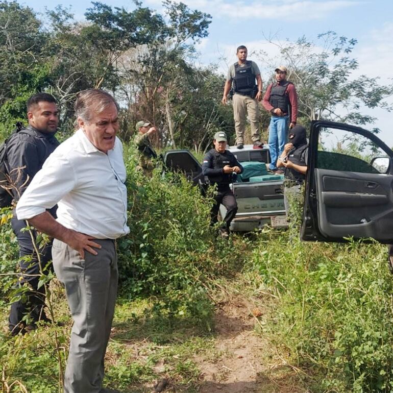 El entonces fiscal de Narcotráfico, Ysaac Ferreira, con policías de la SIU en la operación Medellín, ejecutada el 1 de agosto de 2022 en Juan de Mena.