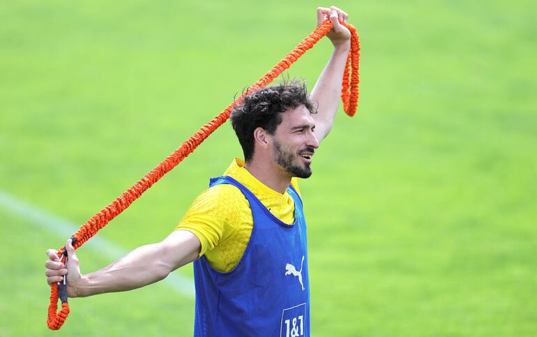 Dortmund (Germany), 28/05/2024.- Dortmund's Mats Hummels attends attends the team's training session on the UEFA Open Media Day ahead of the UEFA Champions League final in Dortmund, Germany, 28 May 2024. Borussia Dortmund will face Real Madrid in the UEFA Champions League final on 01 June 2024 in London. (Liga de Campeones, Alemania, Rusia, Londres) EFE/EPA/FRIEDEMANN VOGEL
