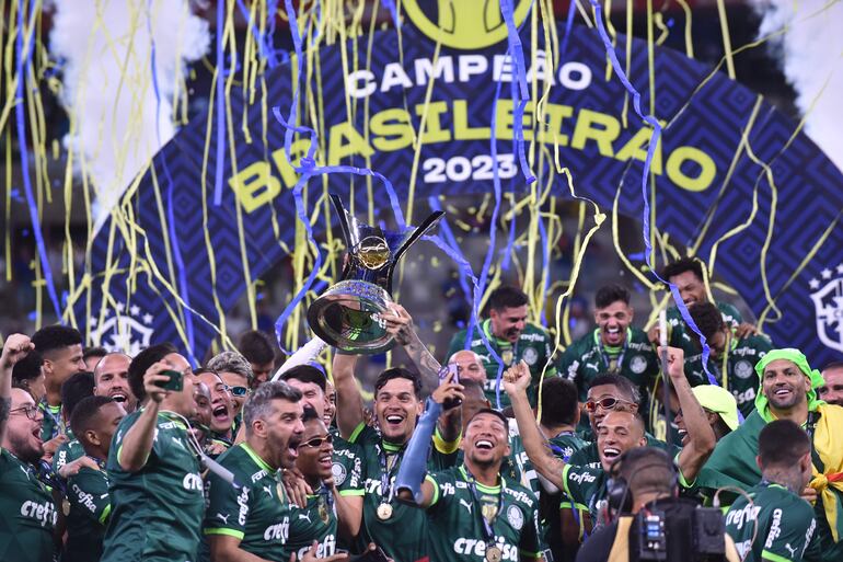 Gustavo Gómez (c) de Palmeiras celebra con el trofeo al ganar el campeonato Brasilerao Serie A ante Cruzeiro en el estadio Mineirao en Belo Horizonte (Brasil). 
