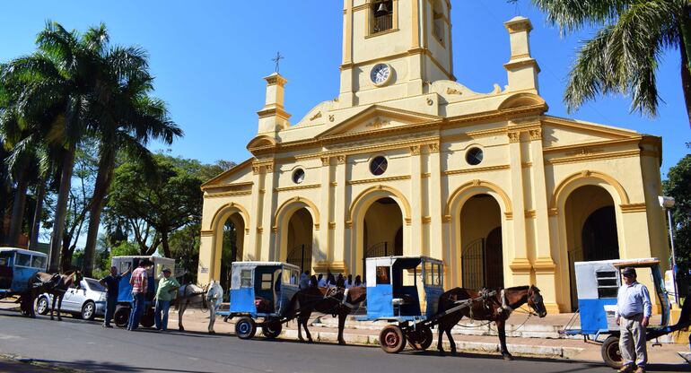 Asociación de karumbeseros frente a la Catedral Espíritu Santo de Villarrica.