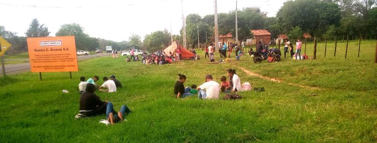 
Los manifestantes se encuentran acampados y con corte de ruta intermitente en el Cruce San Felipe de Yataity del Norte 