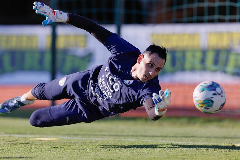 Roberto Junior Fernández durante el entrenamiento del plantel albirrojo ayer en Ypané. El arquero del Botafogo solo recibió un gol en los cuatro últimos partidos.