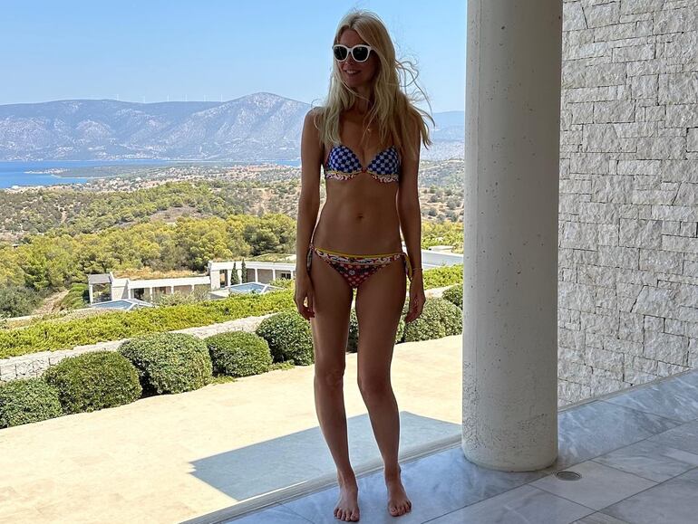 ¡Divina! Claudia Schiffer el día de su cumpleaños número 53 en Grecia.