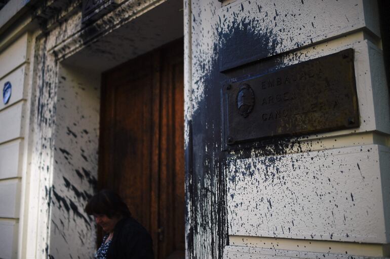 La embajada de Argentina en Chile fue atacada esta madrugada.  (AFP)