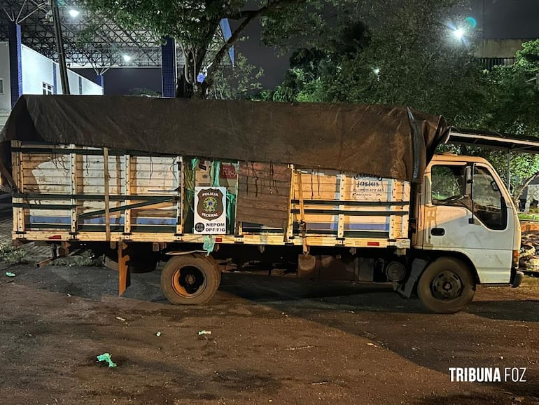 El camión cargado con carga de cigarrillos de contrabando incautado en Brasil.