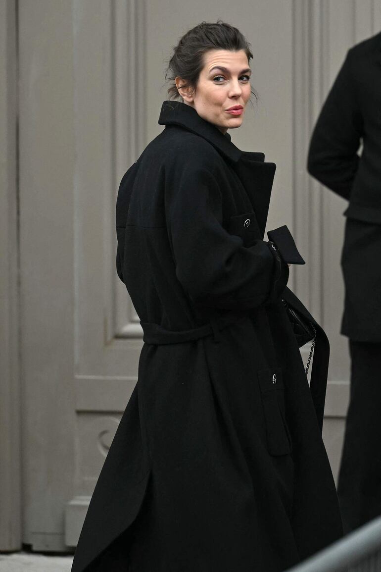 Charlotte Casiraghi llegando a la cita con la moda donde se vio la colección Alta Costura Femenina Primavera/Verano 2025 de Chanel. (Julie SEBADELHA / AFP)