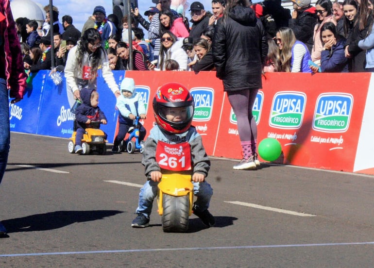 Pura ternura de estos competidores en pata pata.