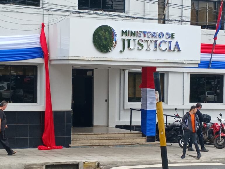 Bandera paraguaya, en el piso.