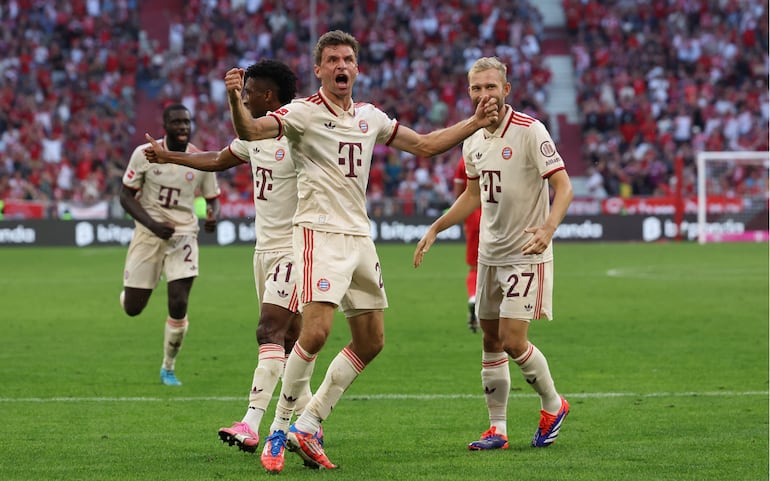 Thomas Müller celebra su gol para el Bayern Munich.