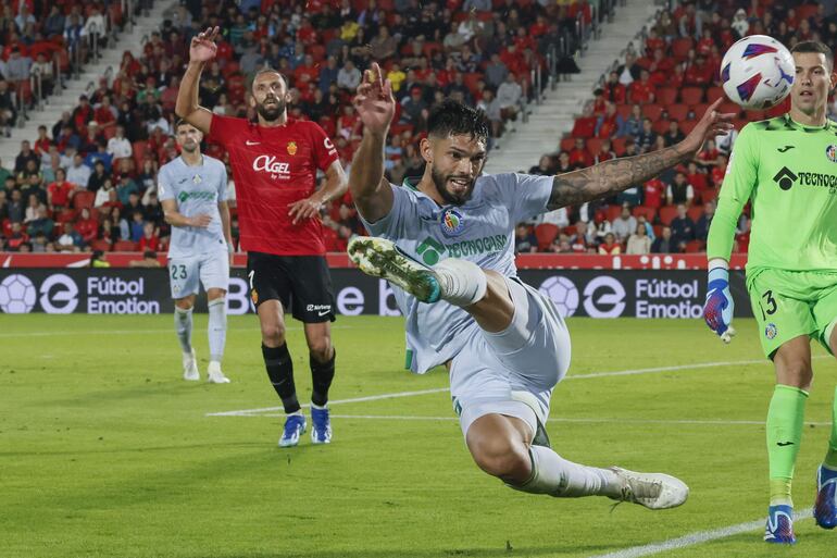 Omar Alderete despeja el balón durante el encuentro disputado por el Getafe.