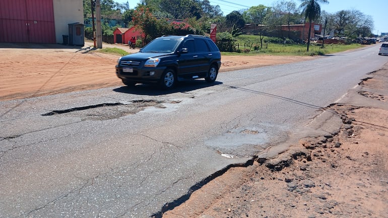 Una camioneta esquiva un enorme bache sobre el viejo trazado de la ruta PY02 en Coronel Oviedo.