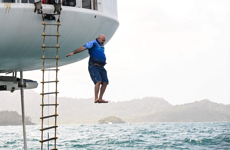 El ingeniero aeroespacial alemán Rudiger Koch, de 59 años, se lanza al agua para celebrar haber batido el récord mundial Guinness de vivir en el océano a una profundidad de once metros frente a la costa de Puerto Lindo, Panamá.