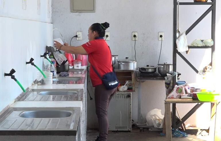 El plato de comida elaborado por un grupo de familiares de pacientes internados cuesta entre G. 12.000 a G. 15.000. 