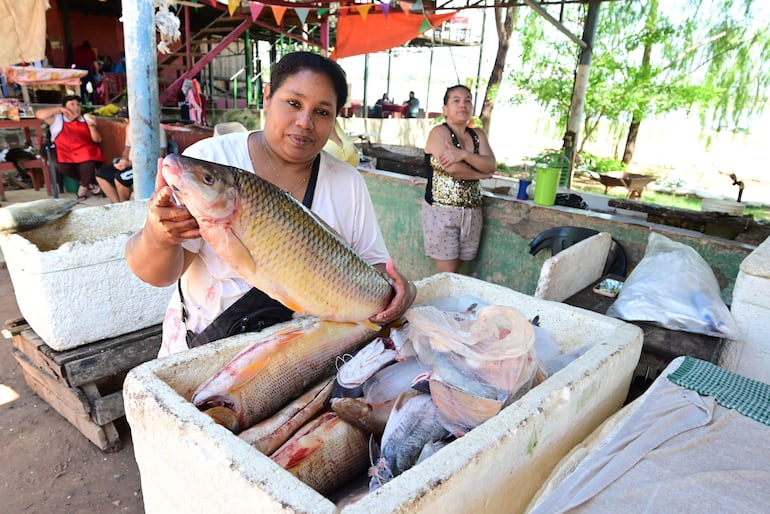 Pescaderas dela zona de Remanso ofrecen sus pescados, aunque el precio está un poco elevado.