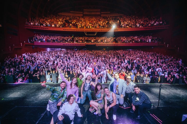 El Zar rodeado de sus amigos, muchos de los cuales compartieron con ellos en el show del Gran Rex.