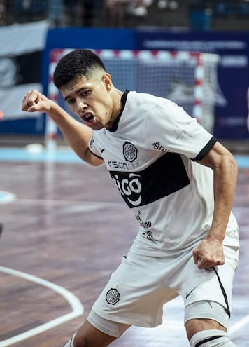 Hugo Martínez, el capitán de Olimpia, grita a todo pulmón y  con los puños cerrados su  gol, el  de la victoria en la ida por el título  Absoluto.