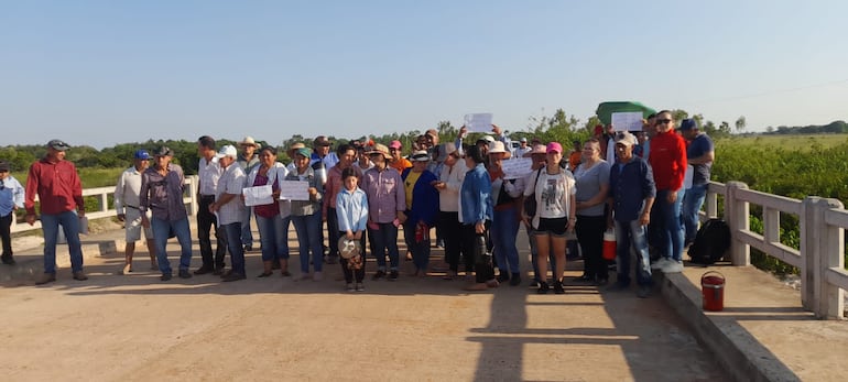 Pobladores del asentamiento de Belén, en el distrito de Tacuaras