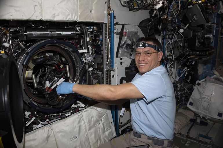 La agencia espacial estadounidense NASA publicó el primer recorrido en español por la Estación Espacial Internacional (EEI), presentado por el astronauta Frank Rubio, quien ha batido récords de permanencia en órbita.